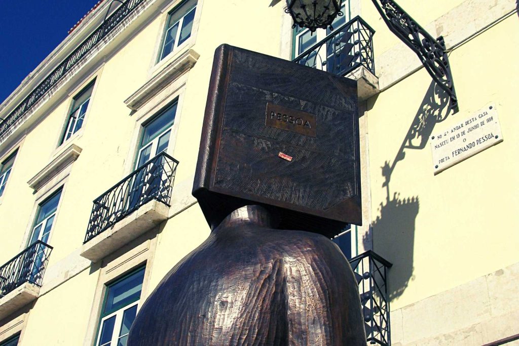 Escultura Fernando pessoa – Lisbon with Pessoa